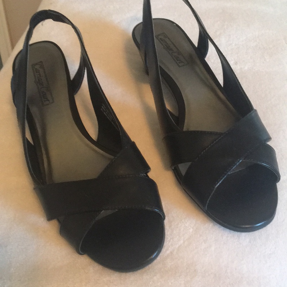Women’s black carriage Court address you